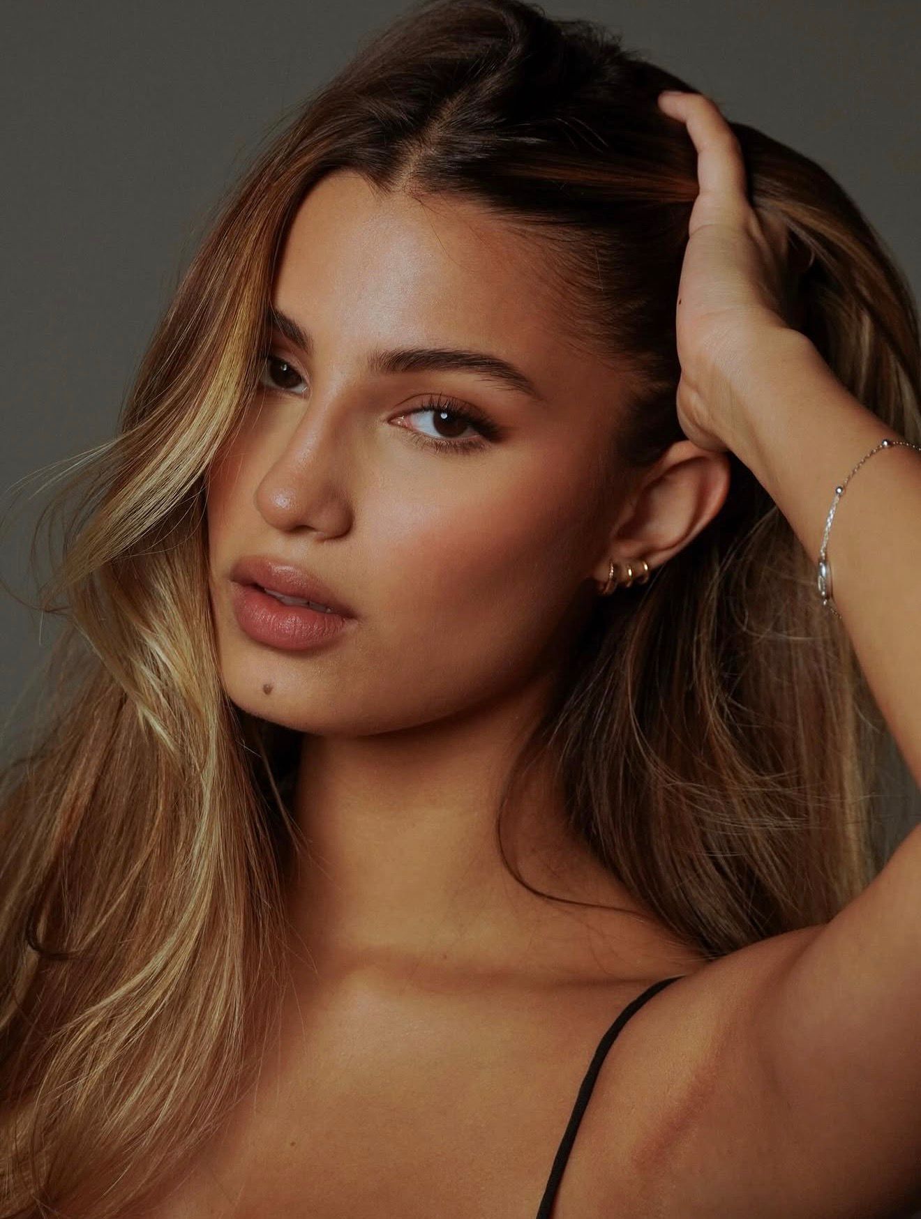 Modelo profesional de Agenzi Models, agencia de modelos en Colombia con presencia en Medellín, Bogotá y Cali